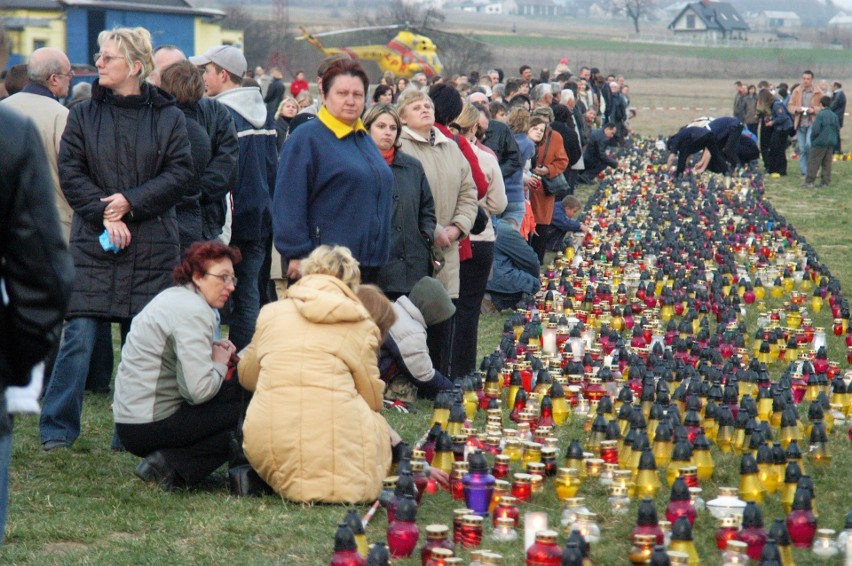 19. rocznica śmierci świętego Jana Pawła II. Tak żegnaliśmy papieża w Masłowie w 2005 roku. Tysiące osób, krzyż ze zniczy, duże wzruszenie