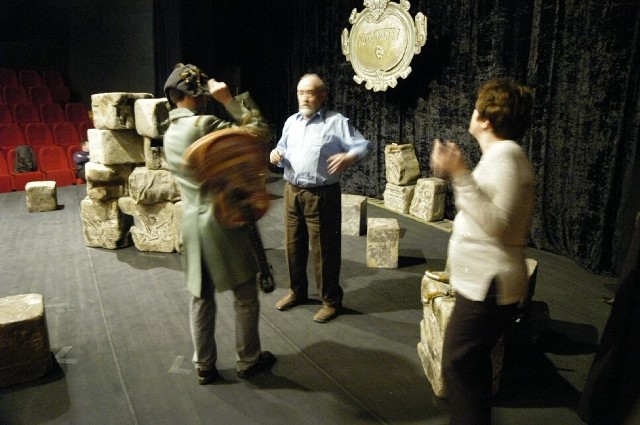 Występ na Konfrontacjach lwowscy aktorzy uznali za nobilitację ich teatru. Na zdjęciu scena z próby &#8222;Zemsty&#8221;.