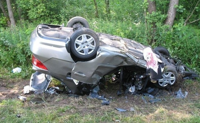 Tyle zostało z samochodu, którym podróżowała trzyosobowa rodzina ze Śląska. Nikt z nich nie przeżył zderzenia z tirem. Ten najtragiczniejszy w skutkach wypadek zdarzył się na początku lipca w miejscowości Straż.
