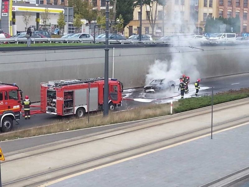 Pożar samochodu w tunelu na al. Mickiewicza. Auto zamieniło się w pochodnię ZDJĘCIA