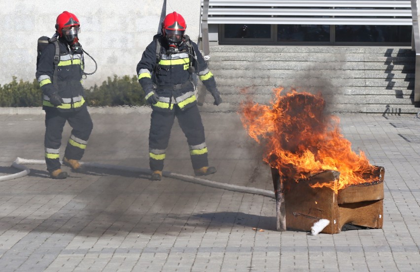 Pożar w Targach Kielce. Strażacy gasili odpady [WIDEO, zdjęcia]