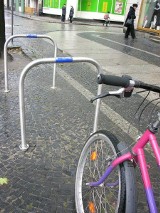 Nowe stojaki rowerowe na ulicach Brzegu