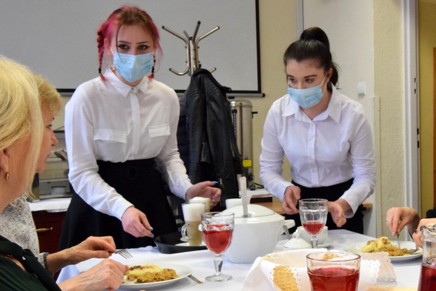 Jak przygotować świętokrzyskie prażoki, pyszne danie fit? Uczniowie kieleckiego ekonomika zgłębiają sztukę kulinarną (WIDEO) 
