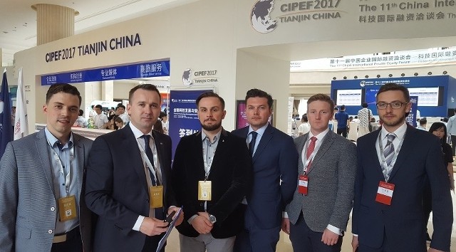 Poseł Michał Cieślak (drugi z lewej) z grupą przedsiębiorców z Polski podczas konferencji gospodarczej w Chinach.