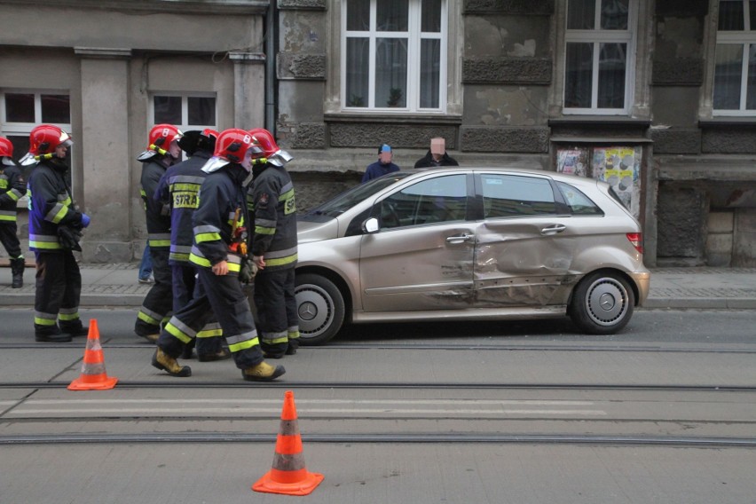 Wypadek na Poniatowskiego. Holowany fiat wjechał w taksówkę [ZDJĘCIA]