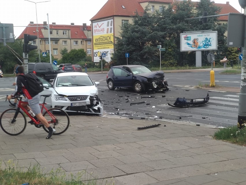 Dwa samochody osobowe zderzyły się na ul. Witkiewicza w Szczecinie