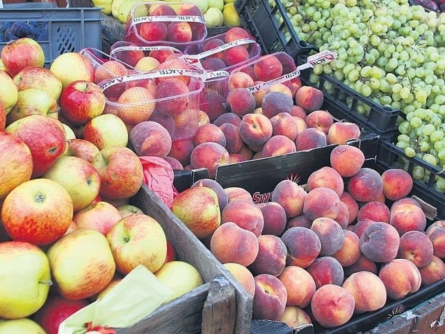Jabłka, gruszki czy śliwki tańsze są w Polsce. Jednak w przypadku owoców egzotycznych niższe ceny zobaczymypo drugiej stronie granicy. Wykorzystują to głównie osoby mieszkające w regionie przygranicznym.