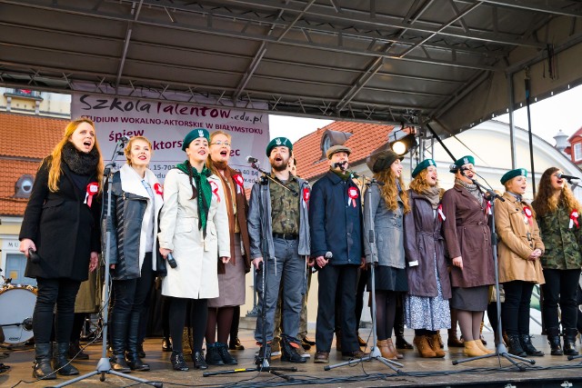 Pieśni patriotyczne rozbrzmiewają w Białymstoku 11 listopada