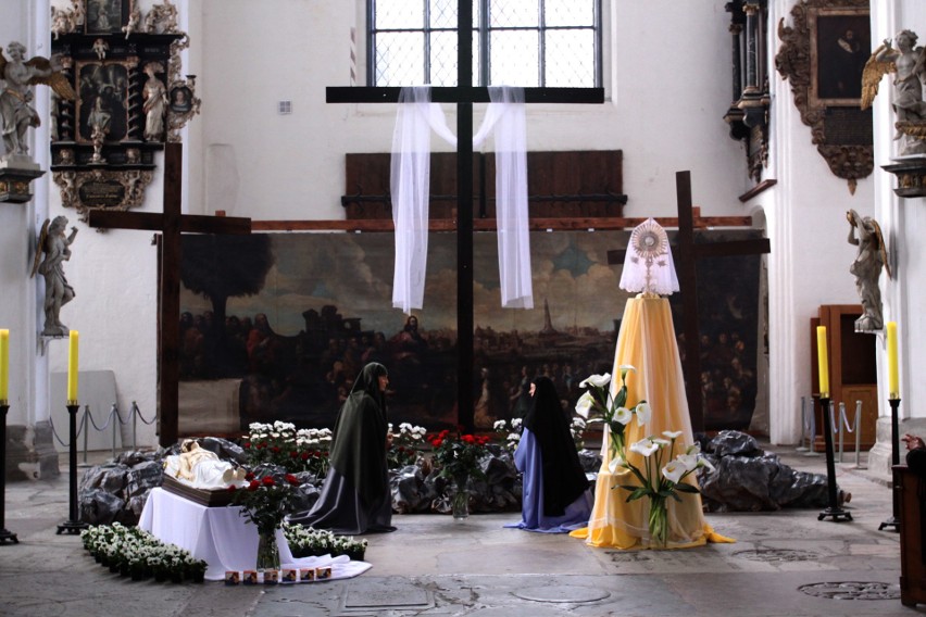 Groby Pańskie w kościołach na archiwalnych zdjęciach. Jak prezentowały się miejsca adoracji w Wielki Piątek i Wielką Sobotę przez lata