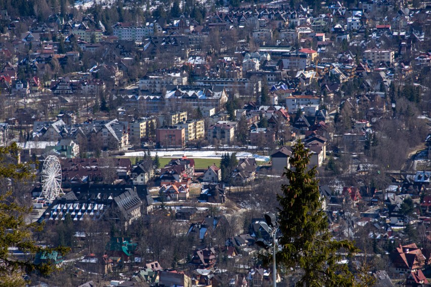 Zakopane. Gubałówka pełna ludzi. Wszyscy opalają się w kwietniowym słoneczku