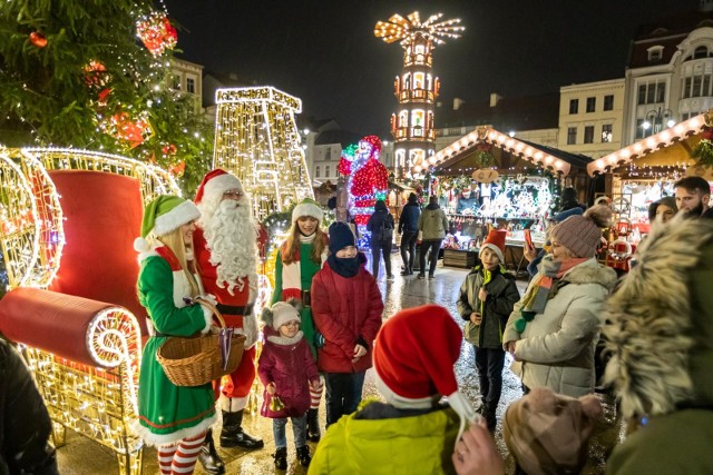 Gwarno i wesoło zrobiło się we wtorek (6 grudnia) w samym centrum Bydgoszczy. Z okazji mikołajek jarmarkową sceną tuż przy moście Staromiejskim zawładnęły dzieci. Pojawił się też Święty Mikołaj wraz z pomocnikami, który rozdawał prezenty.