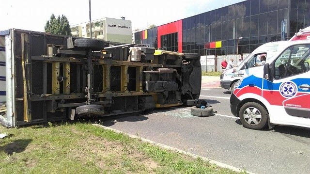 Kolejny wypadek na nieszczęsnym skrzyżowaniu alei Niepodległości i ulicy Wojska Polskiego w Inowrocławiu. - Ze wstępnych ustaleń policji wynika, że kierowca samochodu dostawczego renault nie udzielił pierwszeństwa przejazdu i doprowadził do zderzenia z volkswagenem golfem - relacjonuje Izabella Drobniecka z inowrocławskiej policji. W samochodzie osobowym podróżowały trzy osoby. Matka z dzieckiem trafiły do szpitala. Obaj kierowcy byli trzeźwi.Pogoda na dzień (01.07.2016) | KUJAWSKO-POMORSKIETVN Meteo Active