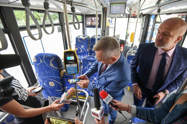 Przedstawiciele operatora, OTI Europa ASEC, przekonują , że system jest prosty, przyjazny i bardzo intuicyjny. Od dziś (8 lipca) pasażerowie w Toruniu mogą go testować na pięciu liniach autobusowych. Autobusy będą one odpowiednio oznaczone. Pilotaż trwać będzie do końca września
