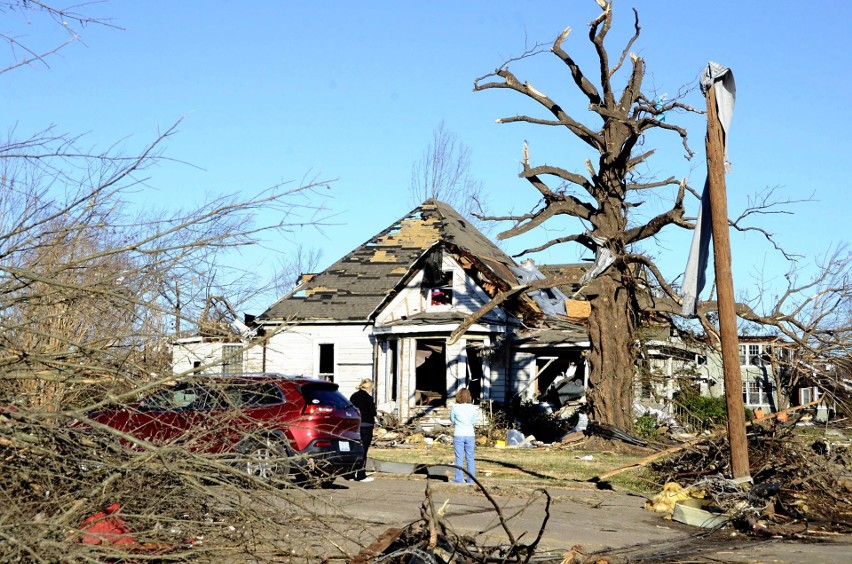 USA: Desperackie poszukiwania ocalałych po przejściu zabójczych tornad. Ponad stu zabitych (WIDEO)