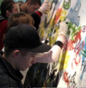 Kikudziesięciu uczestników Doliny Kreatywnej malowało megaplakat - jeden z trwałych śladów sobotniego wydarzenia