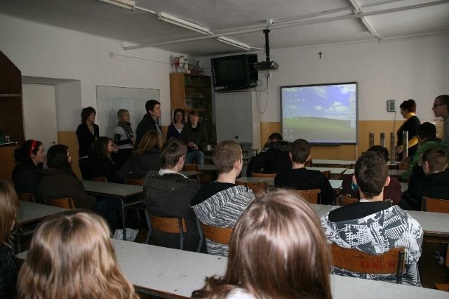 Gimnazjalistom prezentowane są wszystkie zalety i korzyści płynące z edukacji w Chrobrzu.