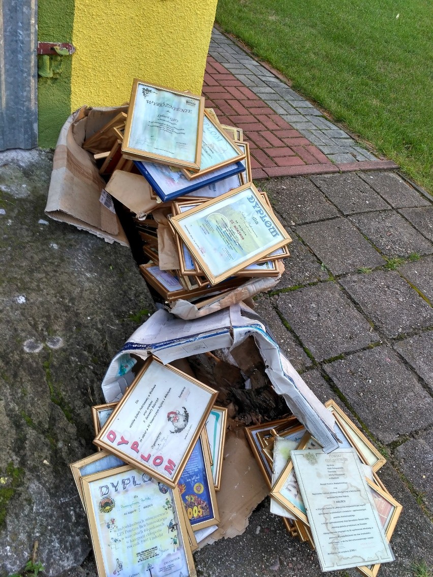 Dyplomy uczniów na śmietniku. Szokujące znalezisko na terenie szkoły w Wadlewie ZDJĘCIA