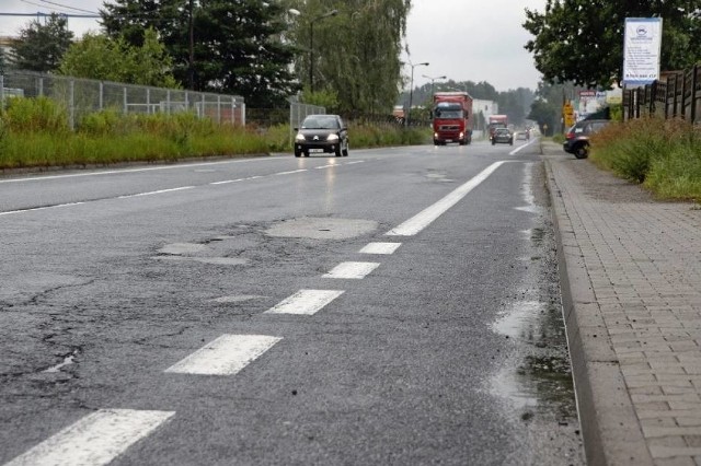 Ulica Martyniaków w Jaworznie była w złym stanie, a codziennie ruch jest tutaj naprawdę spory. Teraz rozpoczyna się jej remont. Będą objazdy.Zobacz kolejne zdjęcia. Przesuń zdjęcia w prawo - wciśnij strzałkę lub przycisk NASTĘPNE