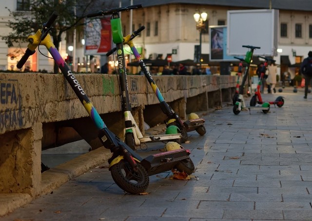 Elektryczne hulajnogi znikną z ulic Paryża? Mieszkańcy mówią "dość"