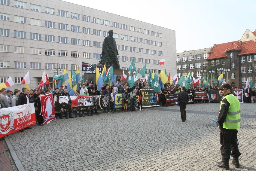 Marsz Powstańców Śląskich - w Katowicach demonstrowali...