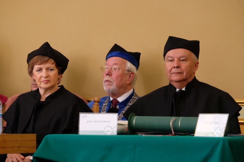 Andrzej Byrt z doktoratem honoris causa UEP