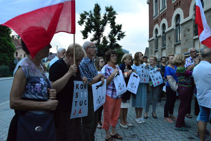 Myślenice. Zapłonęło "światełko dla sądów" [ZDJĘCIA]