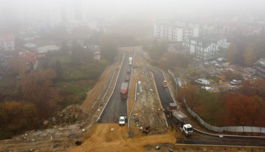 W ramach budowy Trasy Łagiewnickiej rozpoczęto asfaltowanie...