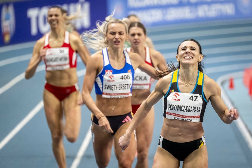 Finisz biegu na 400 metrów - Marika Popowicz-Drapała przed...