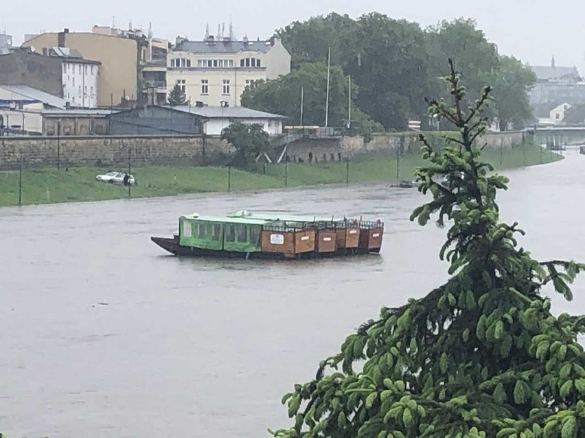 Tramwaje wodne zerwały się z lin i zmierzały w kierunku mostu [ZDJĘCIA]