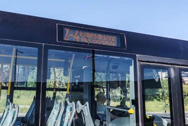 Autobusy awaryjnej komunikacji miejskiej w Bydgoszczy jeżdżą tankować gaz do Torunia. Przez otwarte drzwi pojazdów wypadają pasażerowie. Wzmocnienie linii awaryjnych na razie nic nie dało, tak samo jak poniedziałkowe (4 lipca) rozmowy protestujących z zarządem spółki.