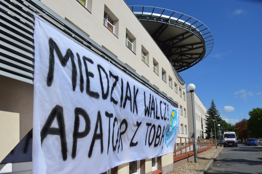 Kibice Apatora Toruń wywiesili transparent na murach...