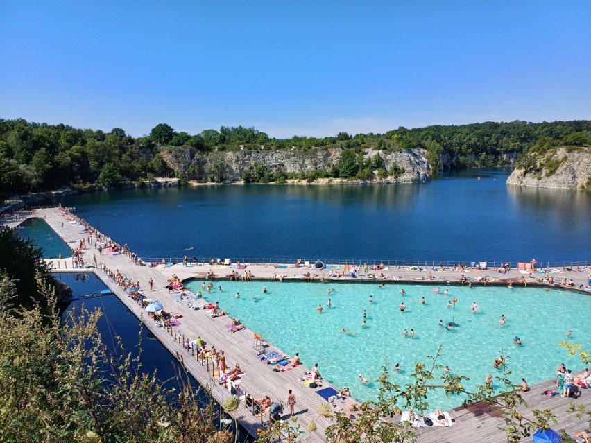 Atrakcją Parku Zakrzówek jest kąpielisko z basenami.