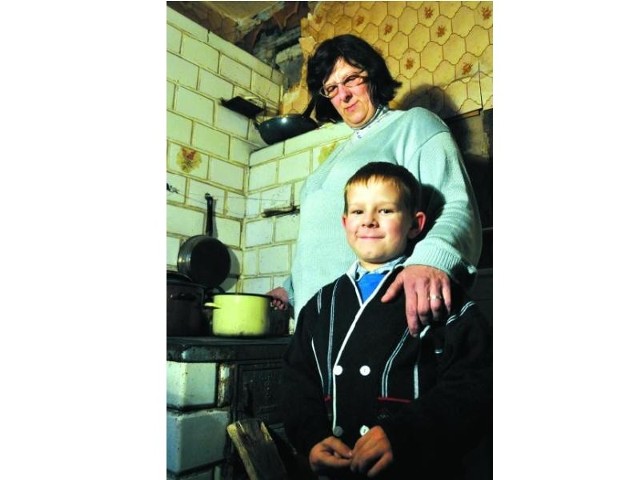 Małgorzata Szerszeń i jej 5-letni synek Kamil mieszkają w skandalicznych warunkach. Utrzymują się za niecałe trzysta zł miesięcznie. Gdyby nie Stowarzyszenie Droga, nie mieliby co jeść.