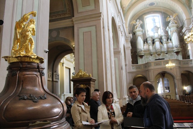 Zabytkowa chrzcielnica pochodzi z 1750 roku. Przez lata służyła jako dekoracja. W ramach remontu kościoła w Tykocinie została odnowiona. Obejrzała go prof. Małgorzata Dajnowicz (na zdjęciu w środku). Obok stoi ks. Jarosław Stefaniak.