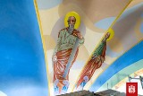 Niespodzianka ukryta pod farbą! W zgierskiej farze podczas remontu odkryto wizerunki apostołów. Zobaczcie zdjęcia