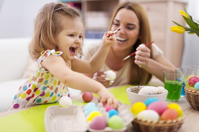 Malowanie pisanekWykorzystaj Wielkanoc na pracę twórczą ze swoim dzieckiem. To dobra zabawa :)
