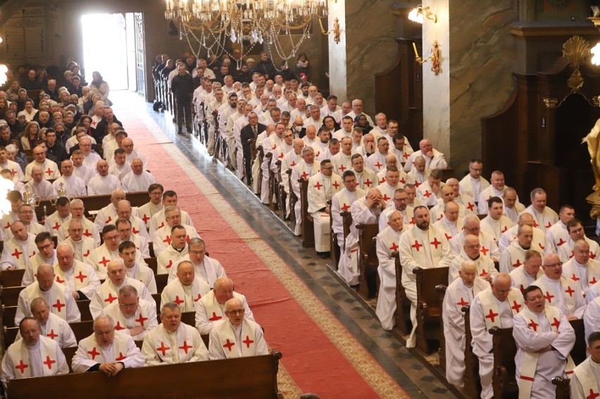 Biskupi i wielu kapłanów z diecezji kieleckiej uczestniczyło...