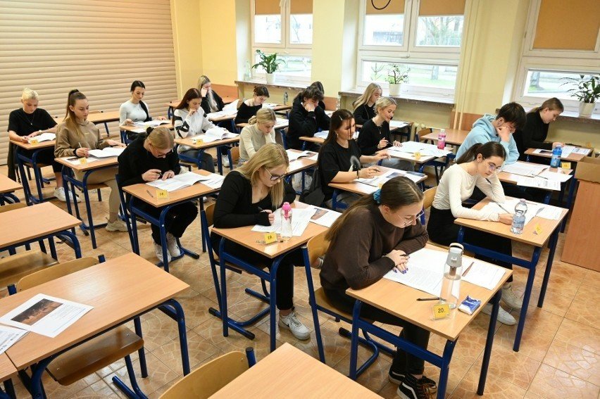 Matematyka matura 2024 poziom rozszerzony. Arkusz pytań i odpowiedzi do