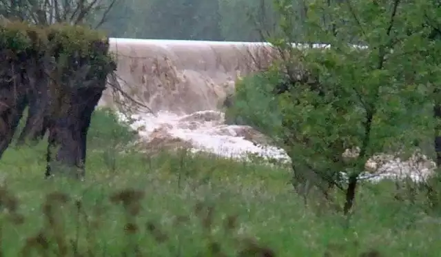 19 maja 2010 roku wody Wisły przerwały wał w Sandomierzu, przy dzielnicy Koćmierzów. Na zdjęciu moment kiedy potężna woda niszczy umocnienia i zalewa ogromne tereny na prawym brzegu Wisły, między innymi Sandomierz oraz miejscowości sąsiednich gmin Gorzyce i Tarnobrzeg. Naszemu czytelnikowi udało się uchwycić jak wyglądała Wisła po przerwania wału, 19 maja, doszło do tego o 6.40. Zobaczcie też zrobiony parę godzin po przerwaniu wału film Na kolejnych slajdach wybraliśmy najlepsze zdjęcia jakie zrobiliśmy tuż po przerwaniu wałów, 19 maja. Przypominamy też jak przebiegał dramat     Jeden z internautów w portalu Youtube zamieścił jeszcze jeden film warty obejrzenia. Zrobiony został w niedługim czasie po przerwaniu wałów. 