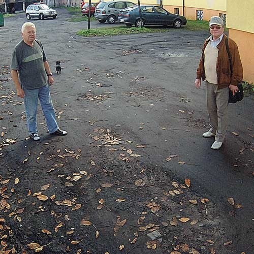 Mirosław Nieman i Leonard Kowalik oraz ich sąsiedzi mają już dość niszczenia ich podwórka przez samochody. Chcą postawić szlaban.