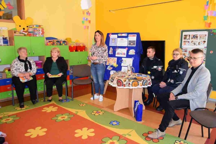 Dorośli promowali czytanie i ekologię w Przedszkolu Publicznym w Mircu