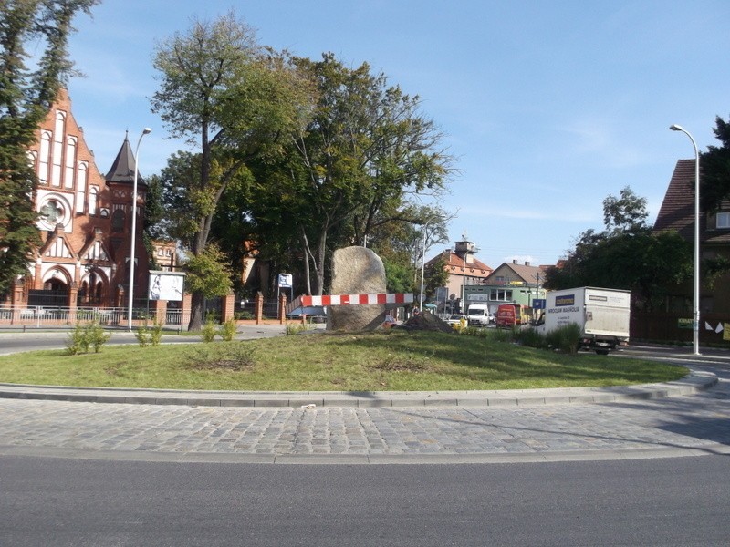 Wrocław: Pomnik na 700-lecie Kleciny już stoi. W piątek zamontują litery (ZDJĘCIA)