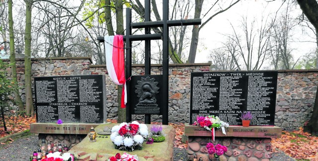 Dla Rodzin Katyńskich pomnik jest symboliczną mogiłą, w której leżą bliskie im osoby.
