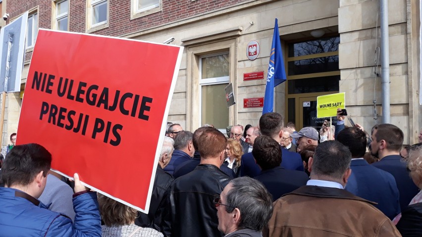 Sprawa aresztu Gawłowskiego. Demonstracja przed sądem w Szczecinie