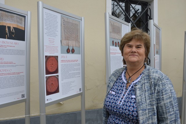 Z pomocą kodu QR można na wystawie odsłuchać historie z Opola opowiadane przez prof. Annę Pobóg-Lenartowicz.