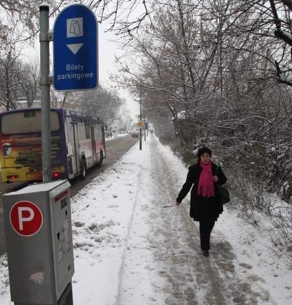 Nikt nawet nie próbuje wjeżdżać na chodnik na ul. Piastowskiej, gdzie zawsze stał sznur samochodów.