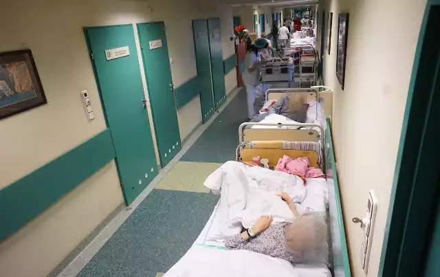Oddział kardiologiczno-internistyczny na V piętrze Szpitala Wojewódzkiego w Poznaniu wygląda jak lazaret