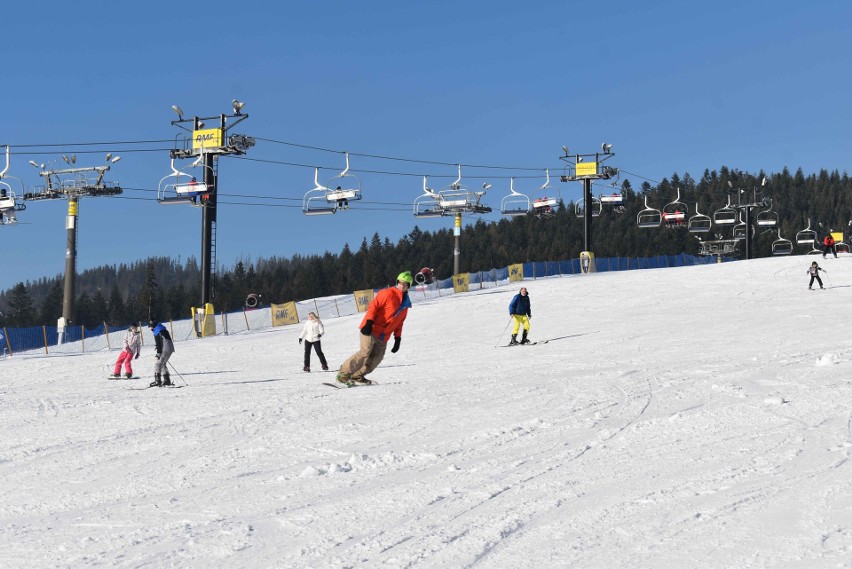 Zakopane. Kolejne wyciągi narciarskie otwarte. Tłumów narciarzy jednak nie widać 