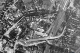 Zdjęcia lotnicze Białegostoku z 1944 roku. Niemcy sfotografowali zniszczenia: ulice w gruzach, spalone domy.