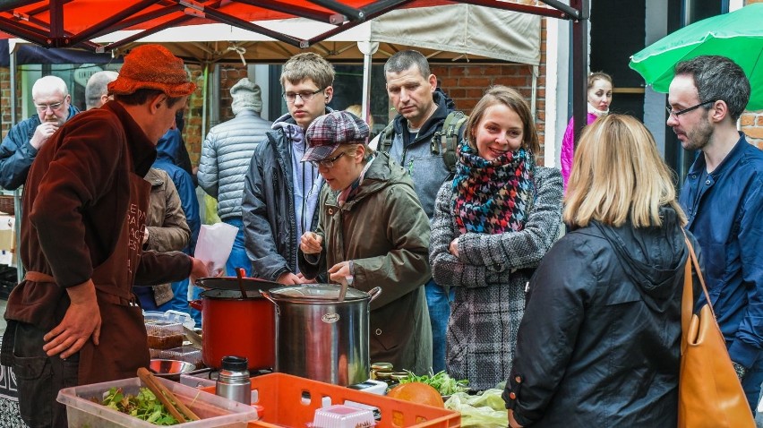 Jak zwykle na jarmarku z produktami ekologicznymi,...